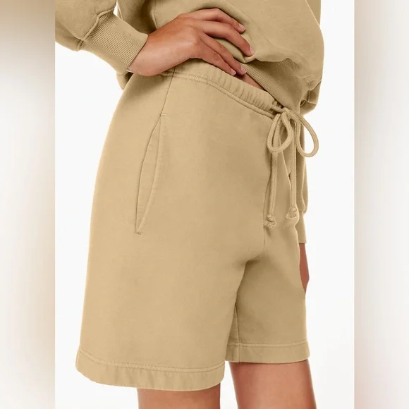NWT Wilfred Free Aritzia Free Fleece 7 inch sweat short - Picture 1 of 3